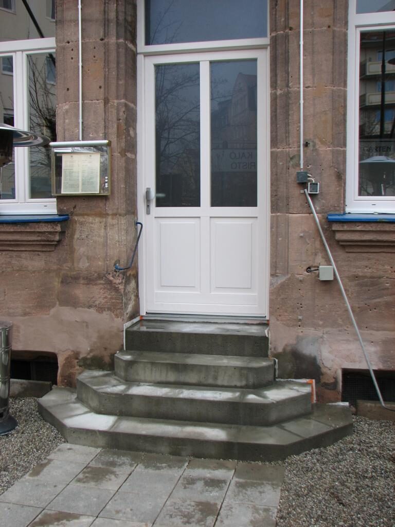 Freitreppe am Haupteingang neu aufgebaut