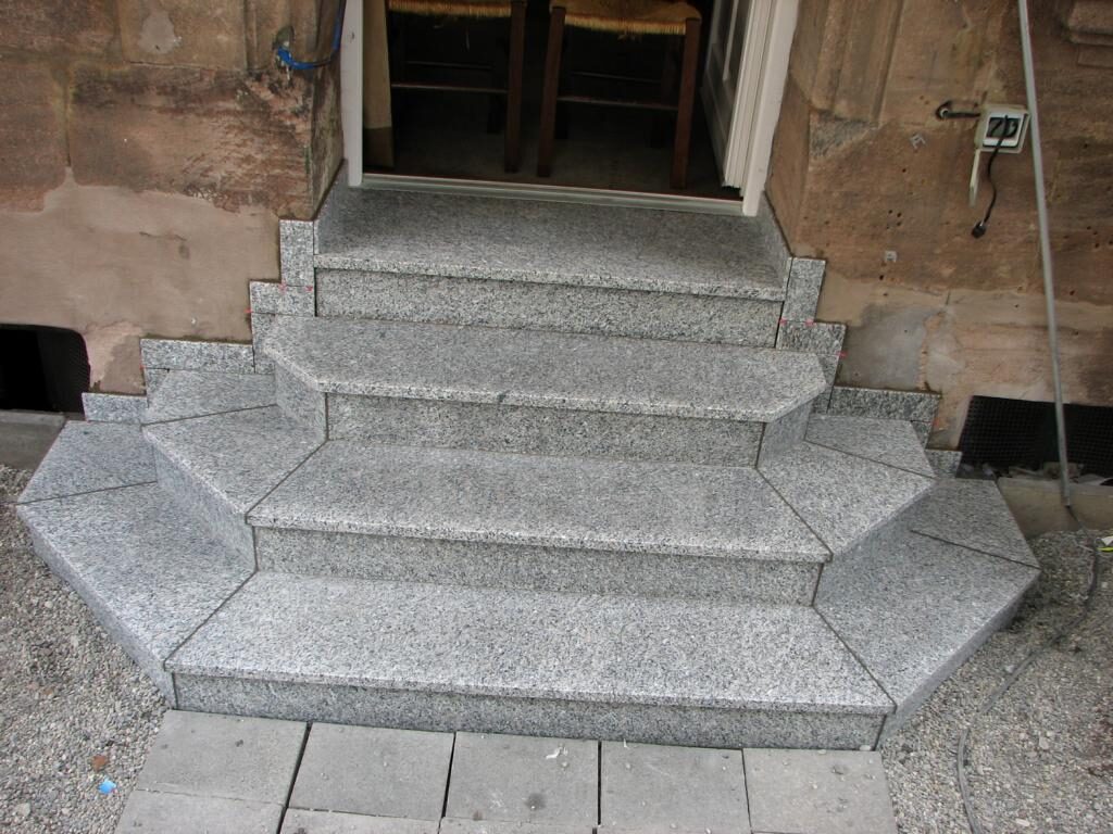 Freitreppe am Haupteingang neu aufgebaut