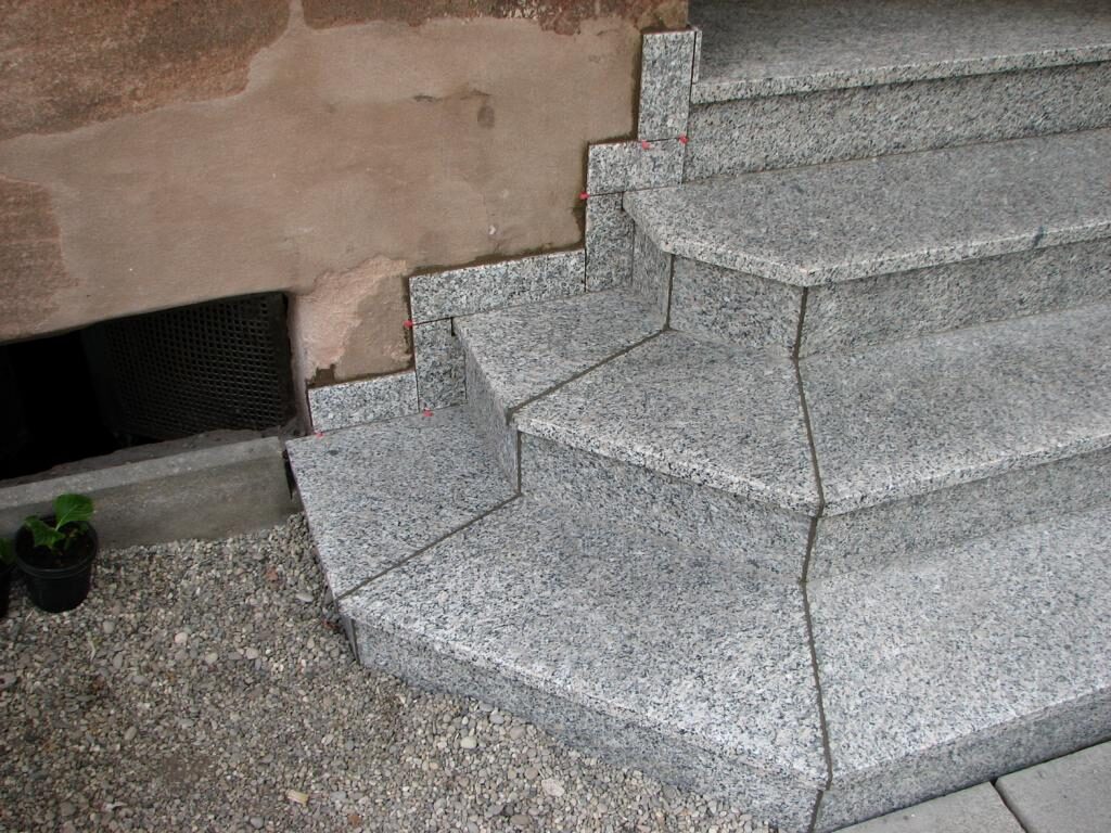 Freitreppe am Haupteingang neu aufgebaut