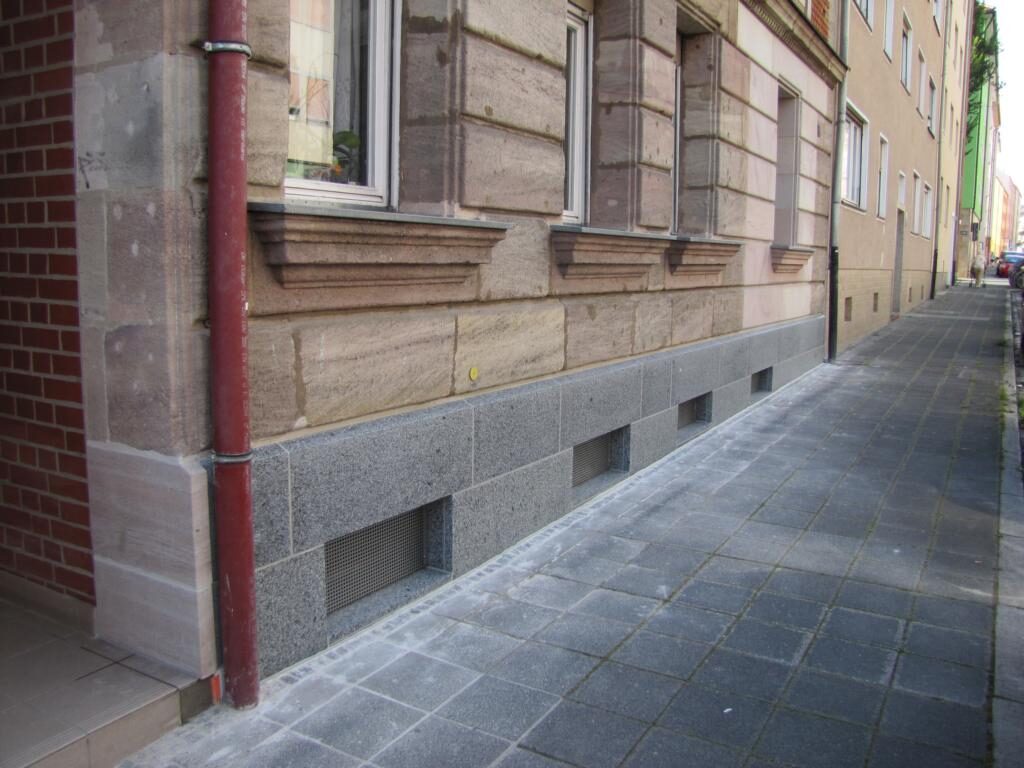 Fertige Sockelbekleidung aus deutschem Granit