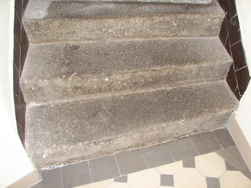 Granittreppe aufgearbeitet, Kanten ergänzt