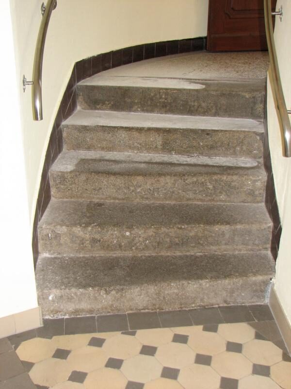 Granittreppe aufgearbeitet, Kanten ergänzt