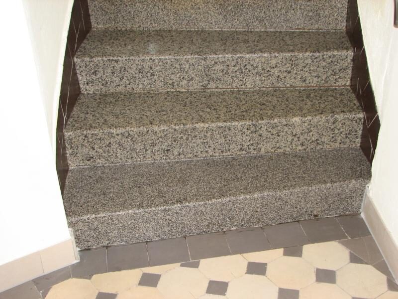 Granittreppe aufgearbeitet, Kanten ergänzt