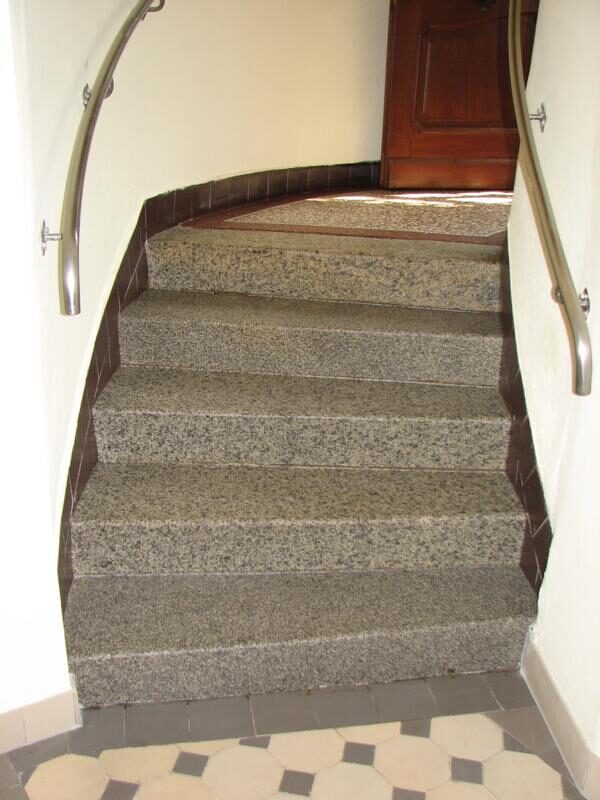 Granittreppe aufgearbeitet, Kanten ergänzt