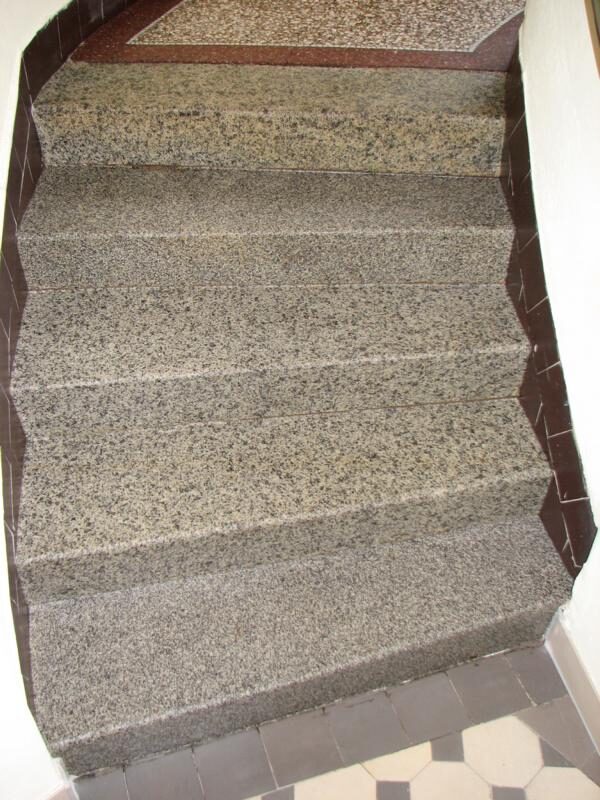 Granittreppe aufgearbeitet, Kanten ergänzt