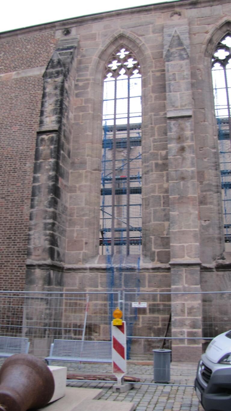 Katharinenruine: Maßwerkfenster gesichert
