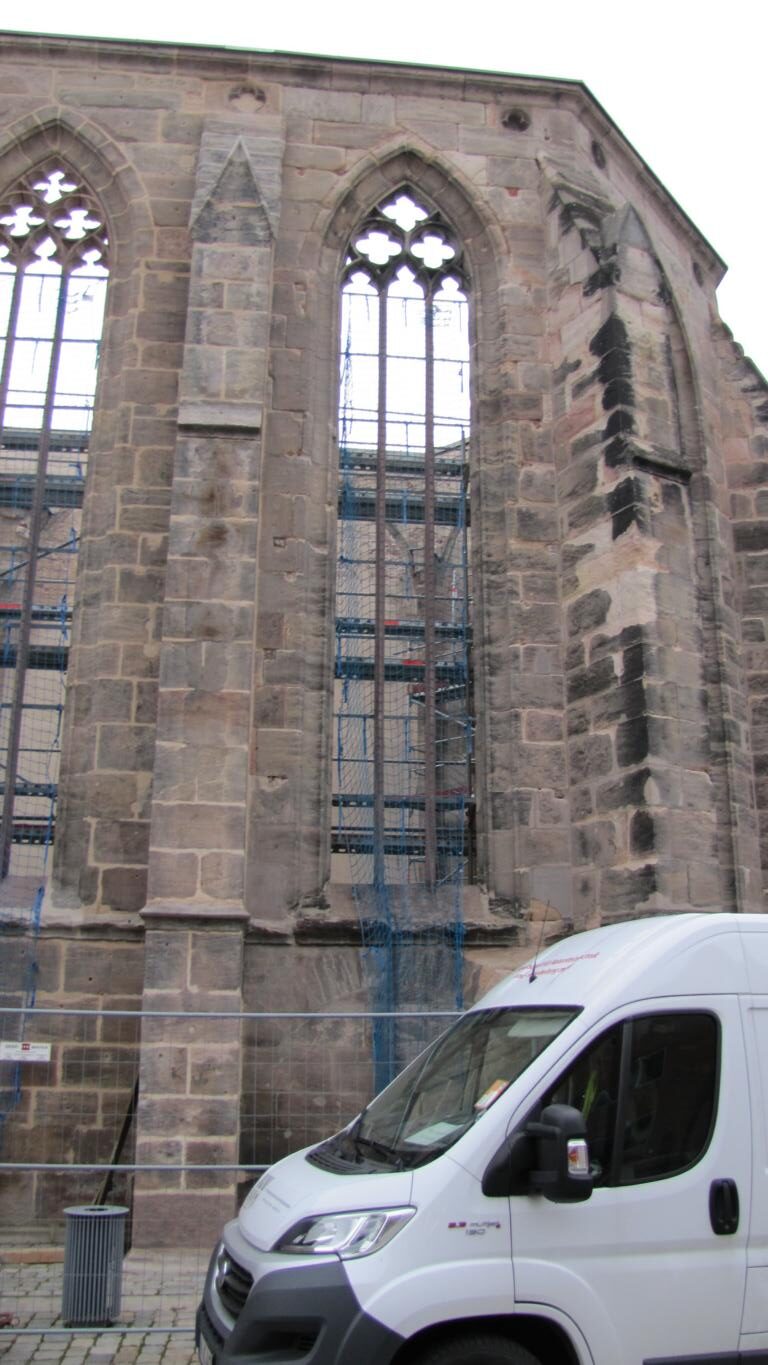 Katharinenruine: Maßwerkfenster gesichert