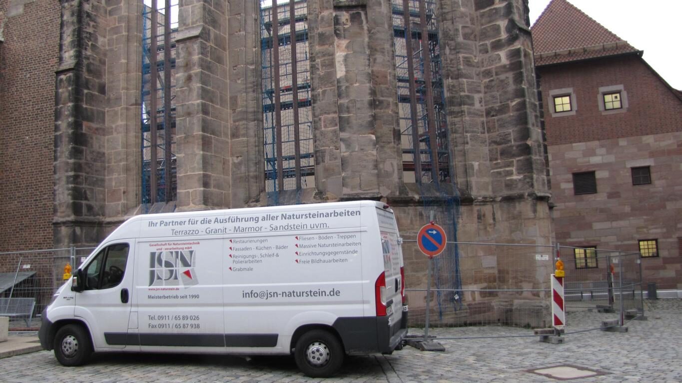 Katharinenruine: Maßwerkfenster gesichert