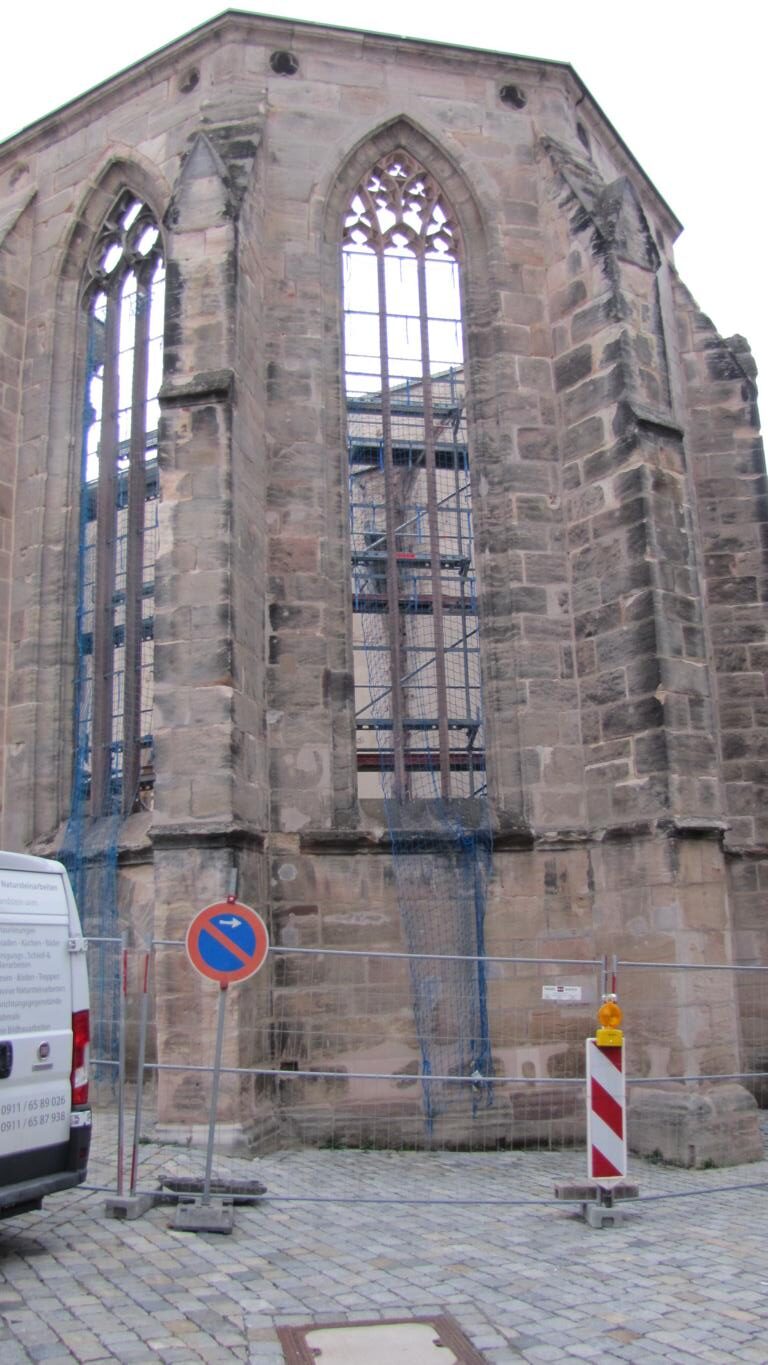 Katharinenruine: Maßwerkfenster gesichert