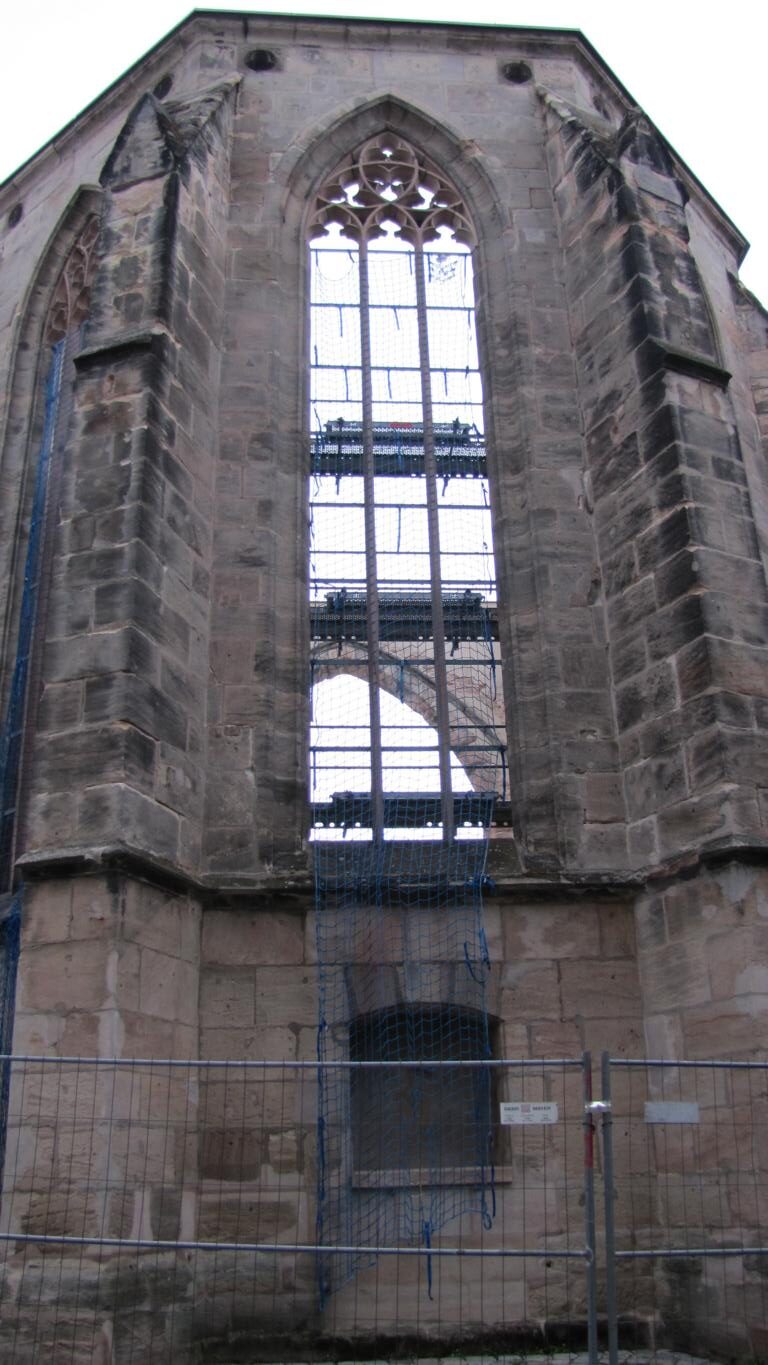 Katharinenruine: Maßwerkfenster gesichert