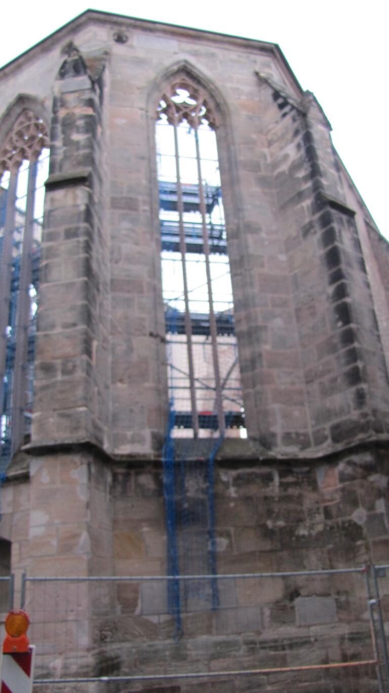 Katharinenruine: Maßwerkfenster gesichert