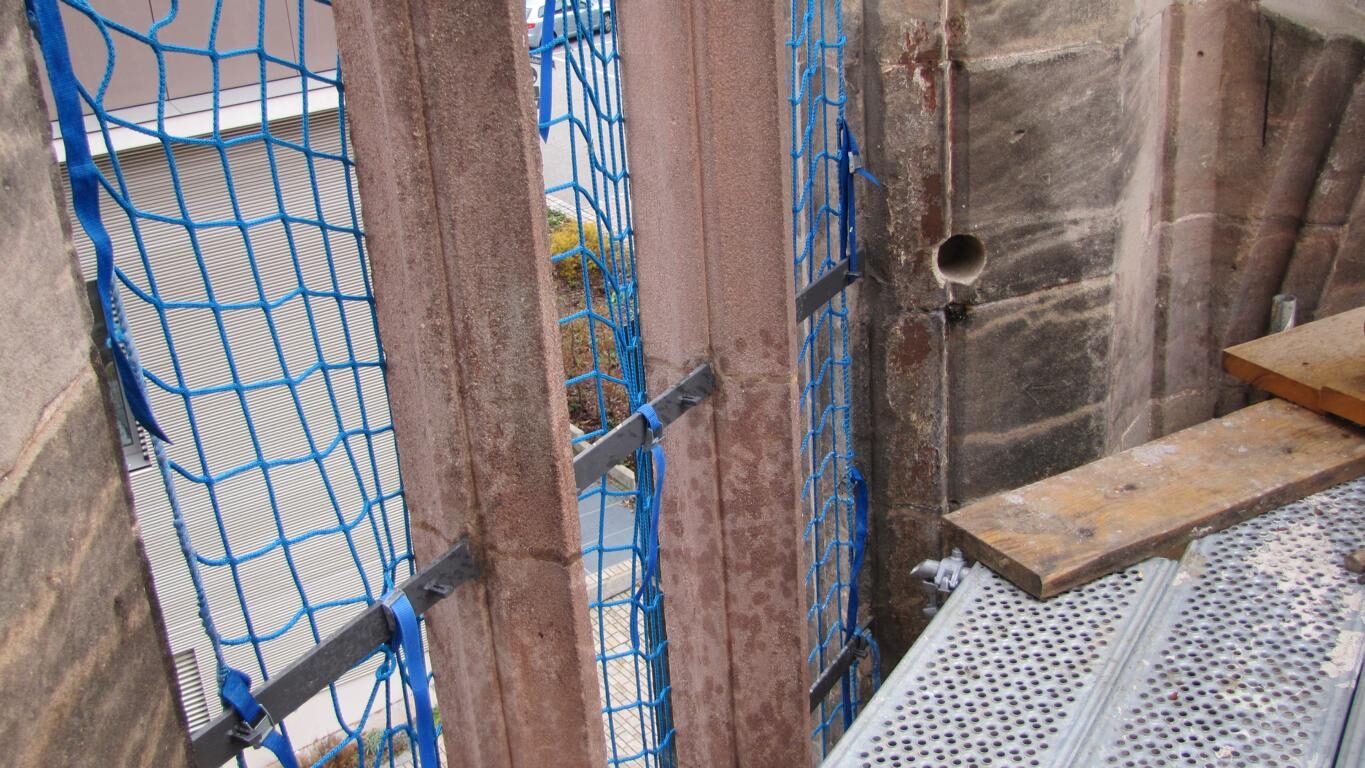 Katharinenruine: Maßwerkfenster gesichert