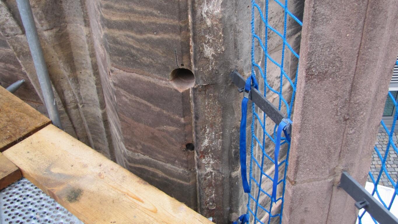 Katharinenruine: Maßwerkfenster gesichert