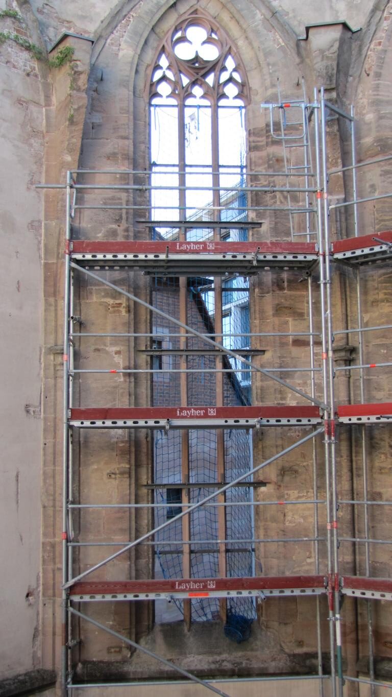 Katharinenruine: Maßwerkfenster gesichert