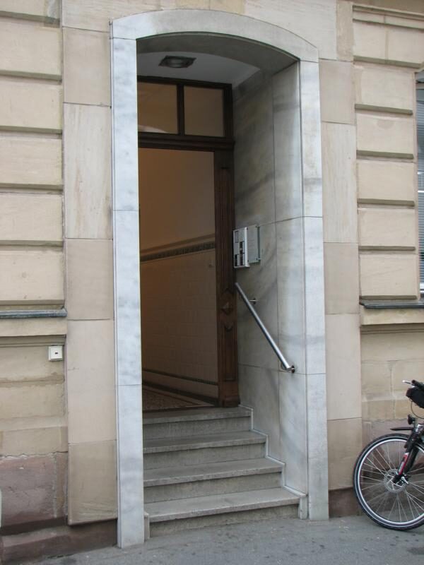 Hauseingang: Gewände und Treppe erneuert
