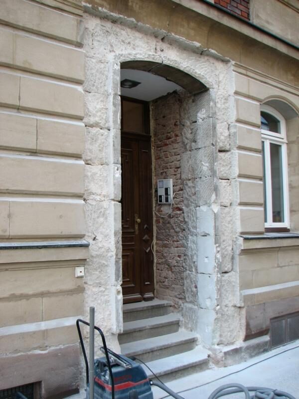 Hauseingang: Gewände und Treppe erneuert
