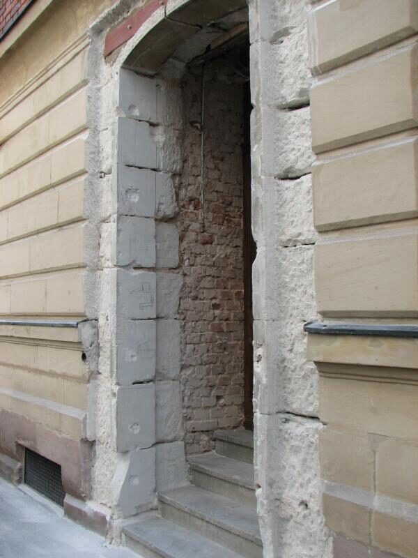 Hauseingang: Gewände und Treppe erneuert