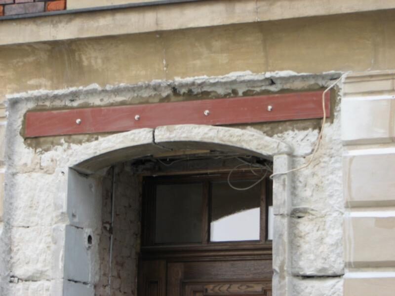 Hauseingang: Gewände und Treppe erneuert