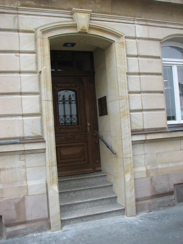 Hauseingang: Gewände und Treppe erneuert