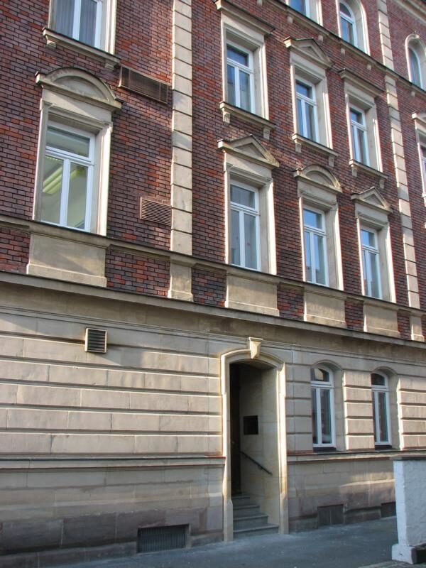 Hauseingang: Gewände und Treppe erneuert