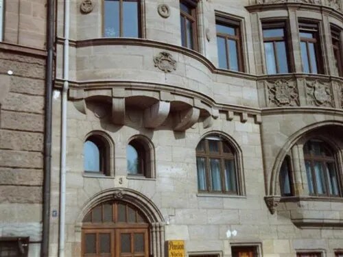 Gesimse und Fensterumrahmungen aus Sandstein an einem Altbau