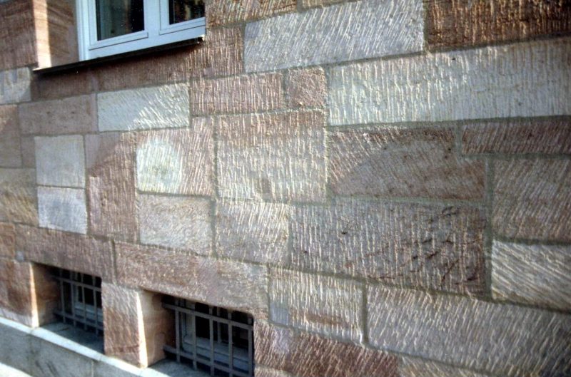 Neu aufgemauerte Sandsteinfläche an einem Mehrfamilienhaus in Nürnberg