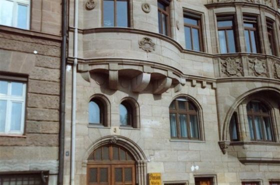 Instand gesetzte Sandsteinfassade an einem Nürnberger Altbau