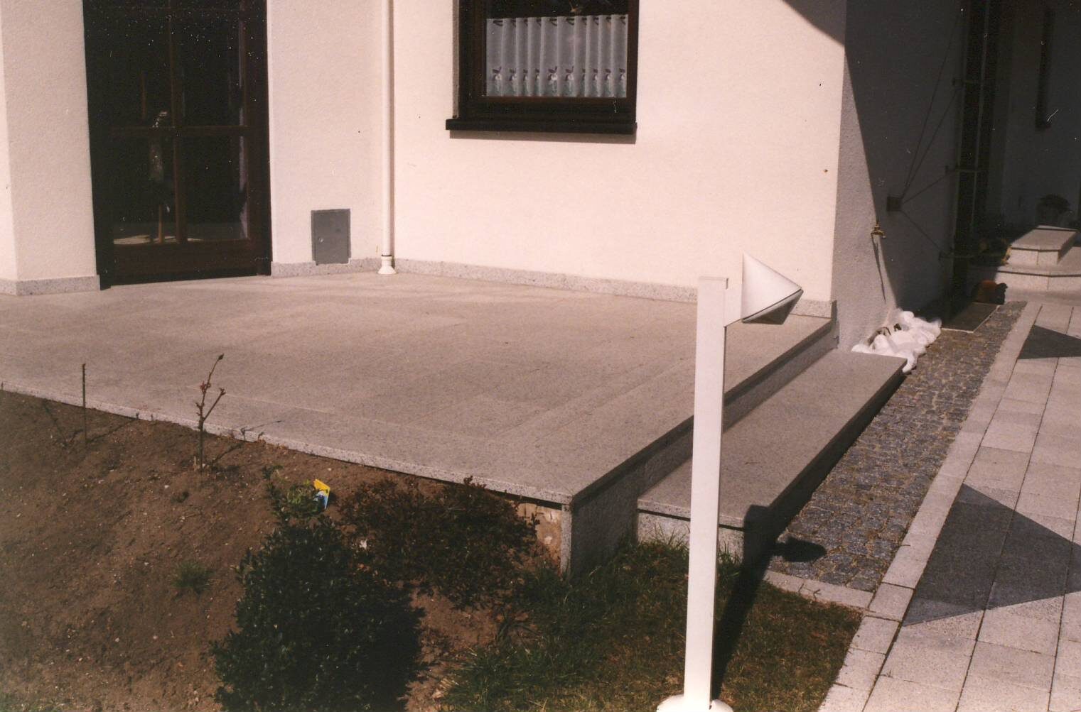 Terrasse aus Natursteinplatten