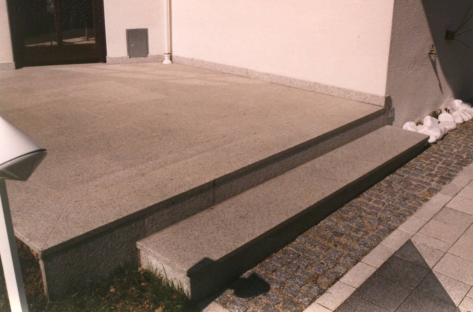 Terrasse aus Natursteinplatten