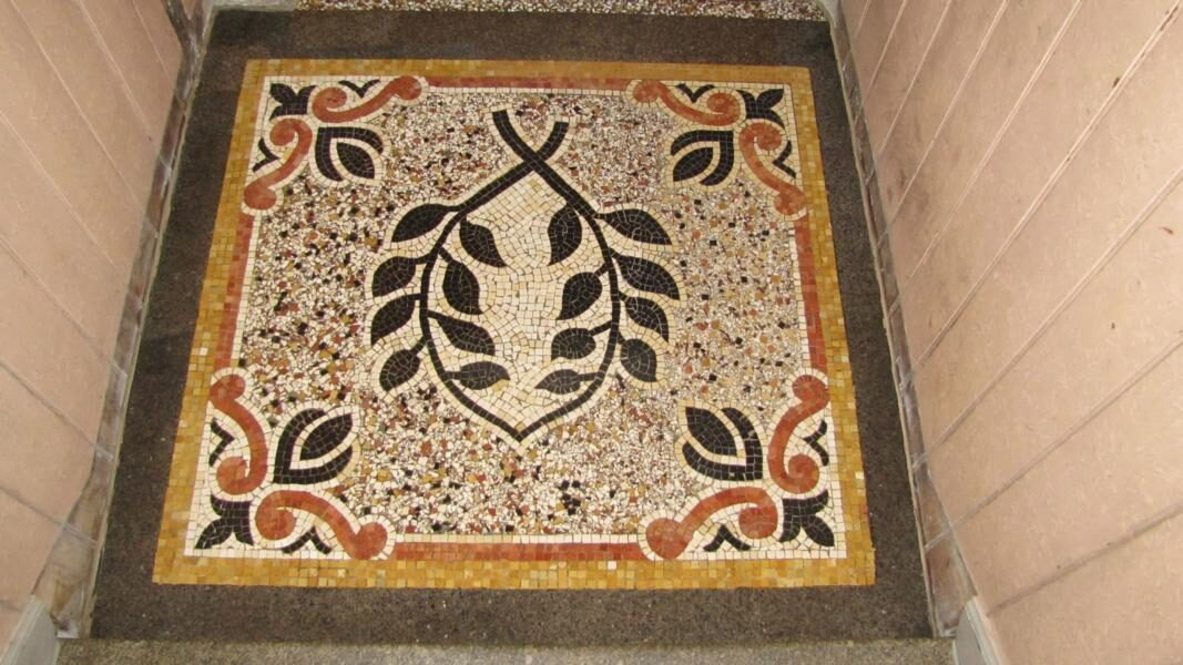 Hauseingang in Fürth: Terrazzo mit Mosaikbordüre