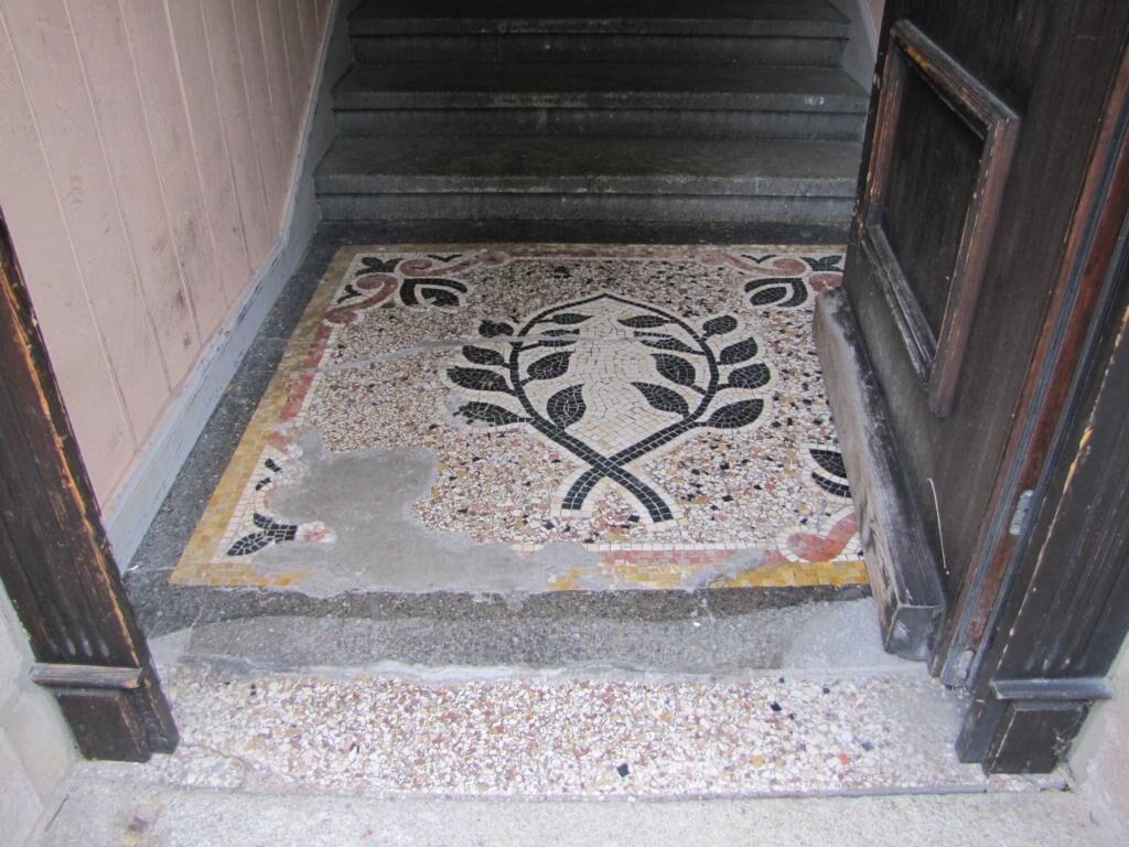 Hauseingang in Fürth: Terrazzo mit Mosaikbordüre