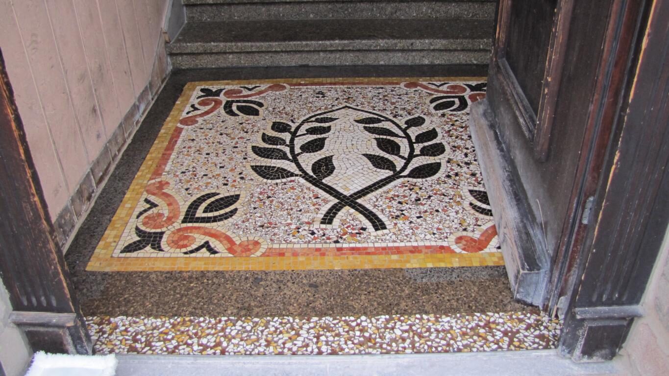 Hauseingang in Fürth: Terrazzo mit Mosaikbordüre