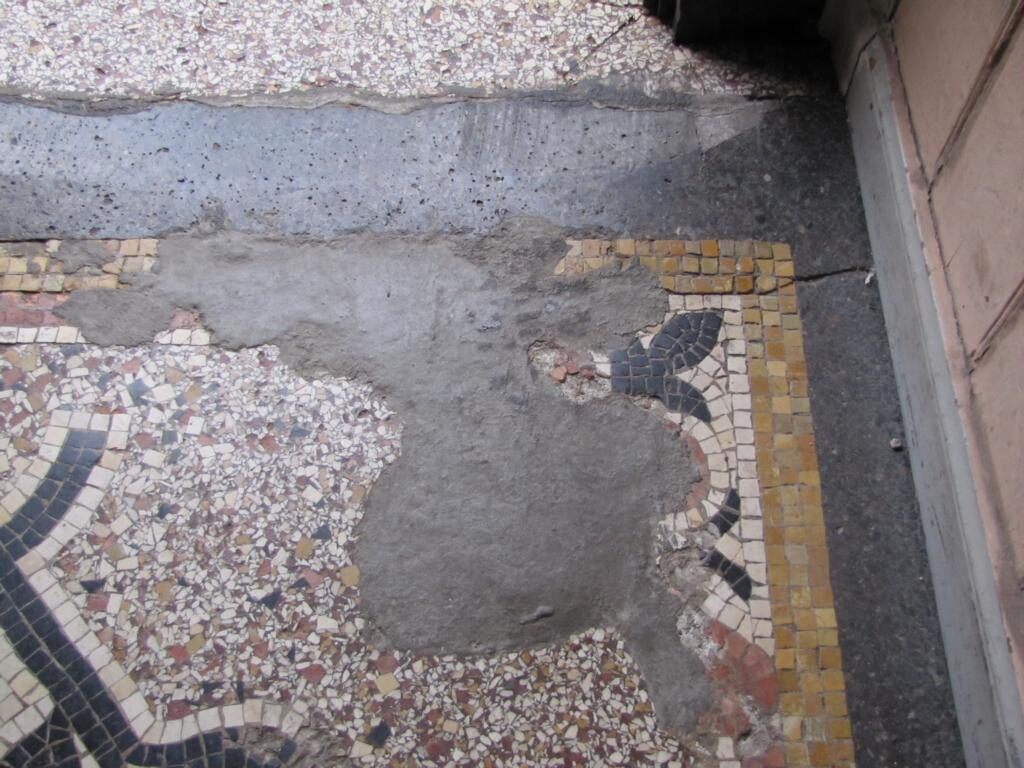 Hauseingang in Fürth: Terrazzo mit Mosaikbordüre