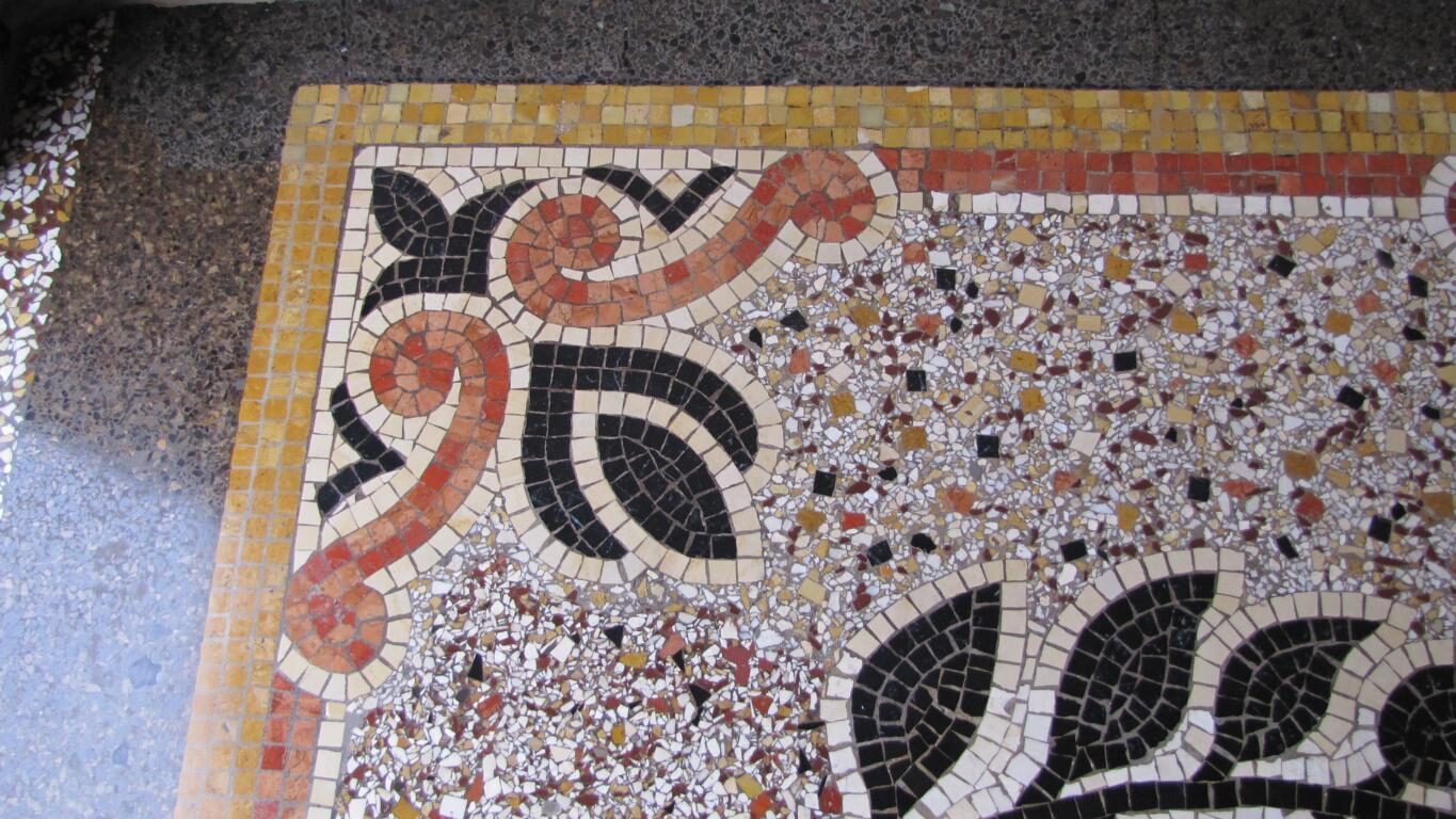 Hauseingang in Fürth: Terrazzo mit Mosaikbordüre