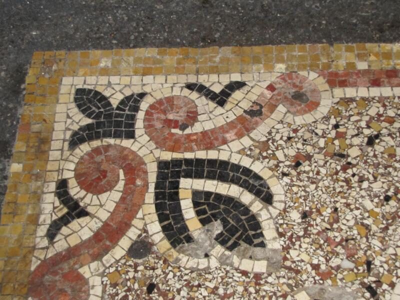 Hauseingang in Fürth: Terrazzo mit Mosaikbordüre