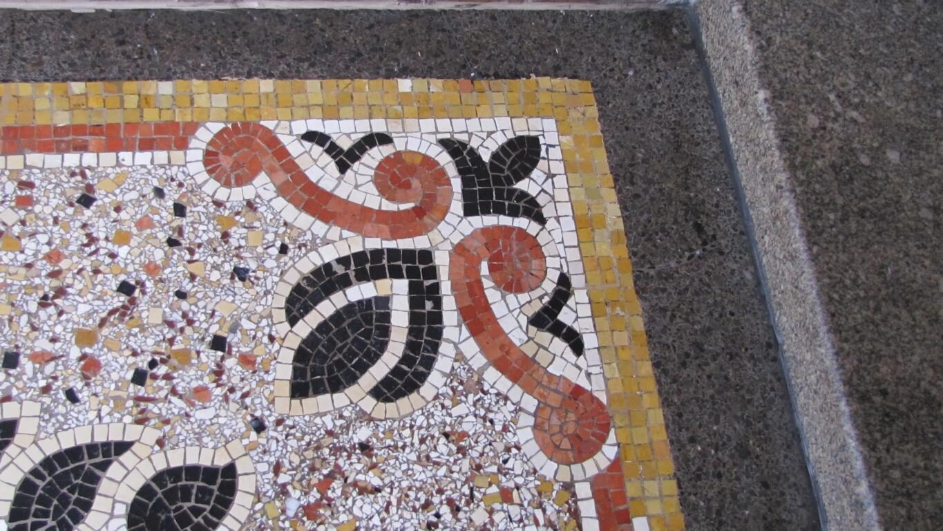 Hauseingang in Fürth: Terrazzo mit Mosaikbordüre