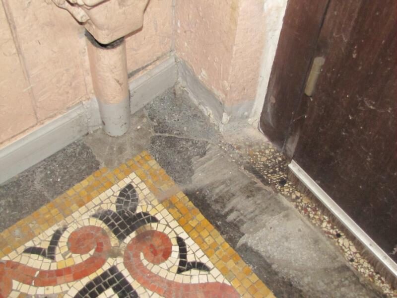 Hauseingang in Fürth: Terrazzo mit Mosaikbordüre