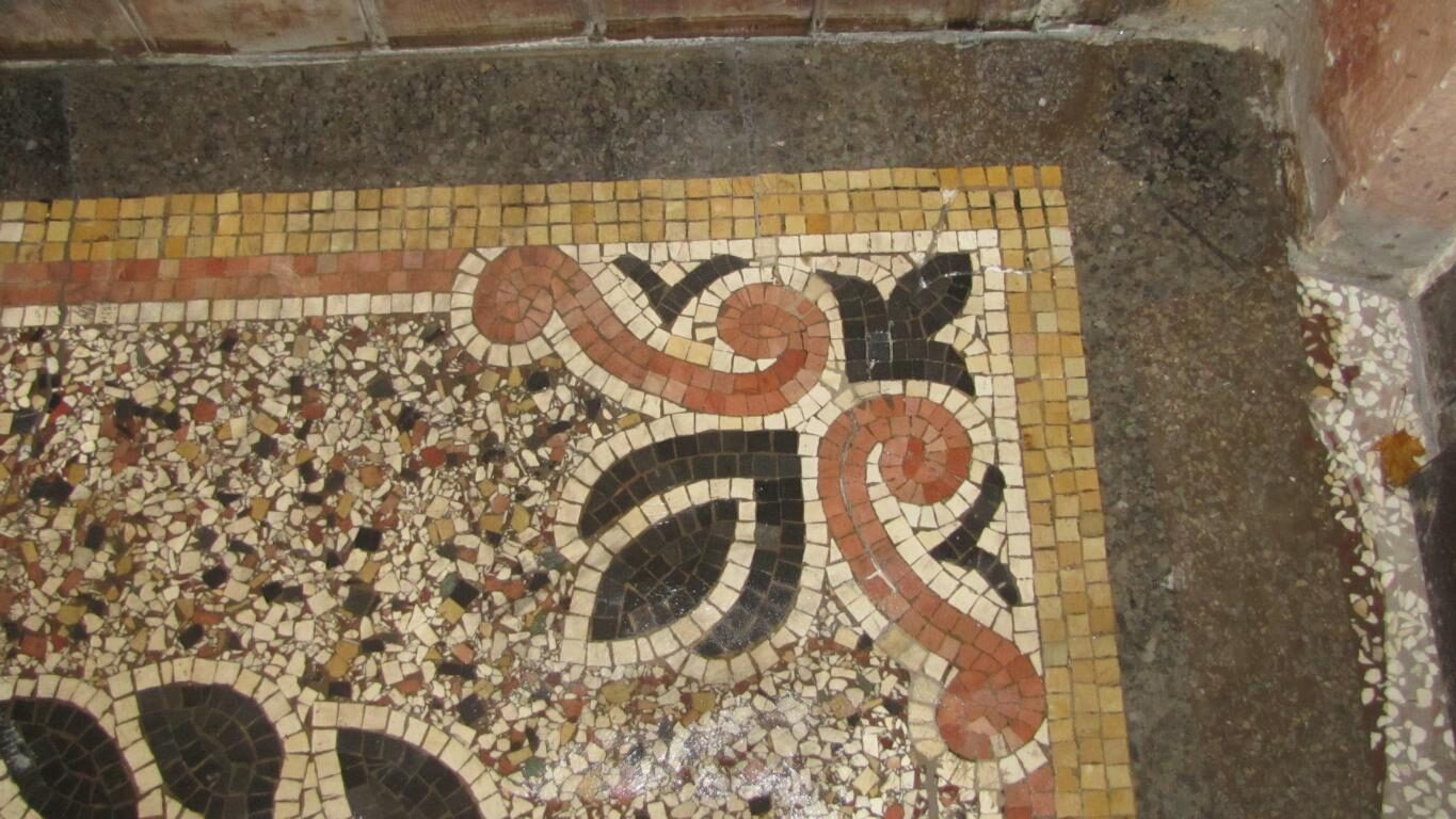 Hauseingang in Fürth: Terrazzo mit Mosaikbordüre