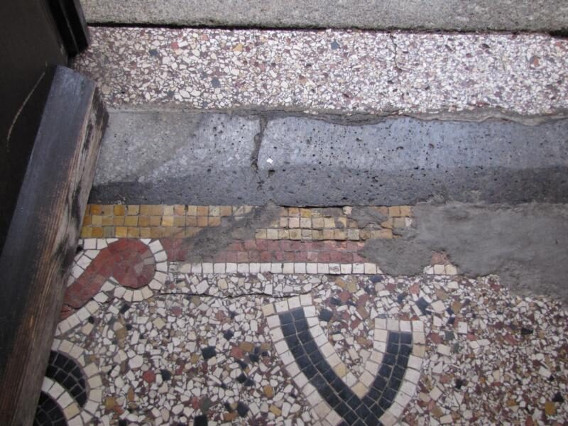 Hauseingang in Fürth: Terrazzo mit Mosaikbordüre