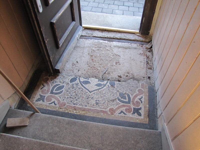 Hauseingang in Fürth: Terrazzo mit Mosaikbordüre