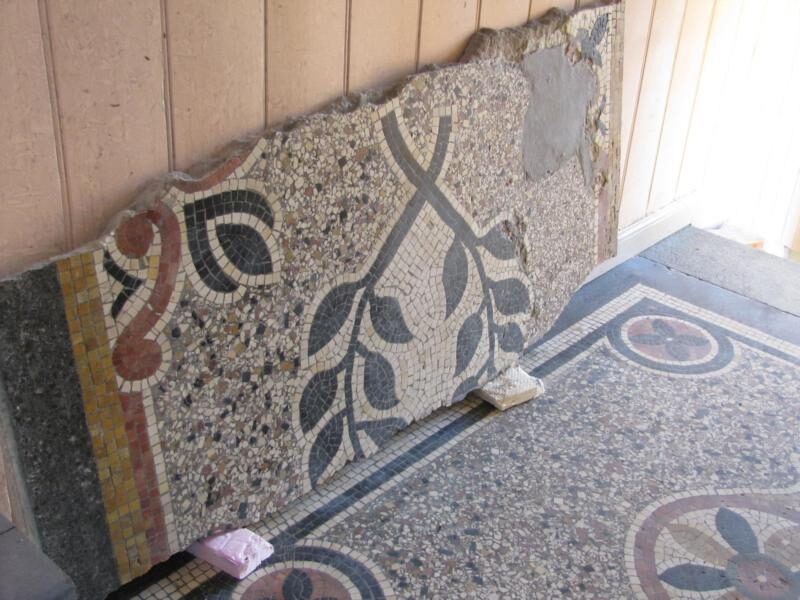 Hauseingang in Fürth: Terrazzo mit Mosaikbordüre