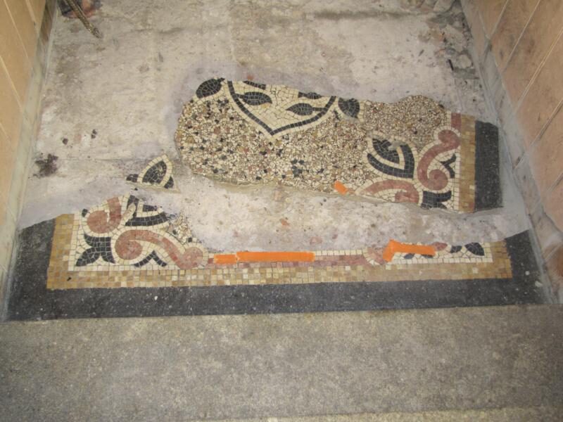 Hauseingang in Fürth: Terrazzo mit Mosaikbordüre