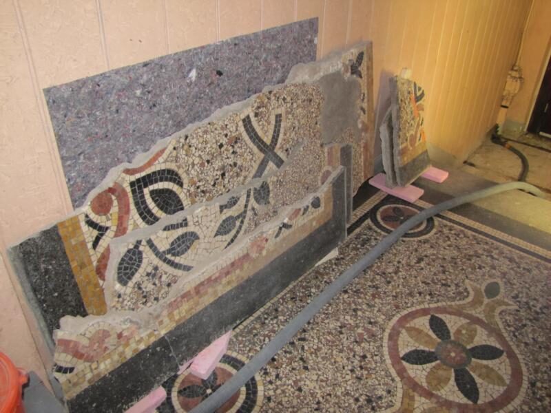 Hauseingang in Fürth: Terrazzo mit Mosaikbordüre
