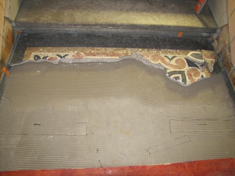 Hauseingang in Fürth: Terrazzo mit Mosaikbordüre