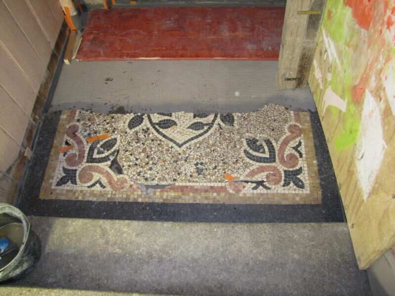 Hauseingang in Fürth: Terrazzo mit Mosaikbordüre