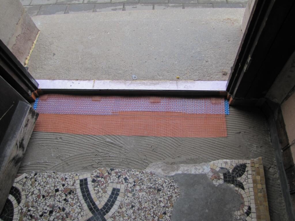 Hauseingang in Fürth: Terrazzo mit Mosaikbordüre