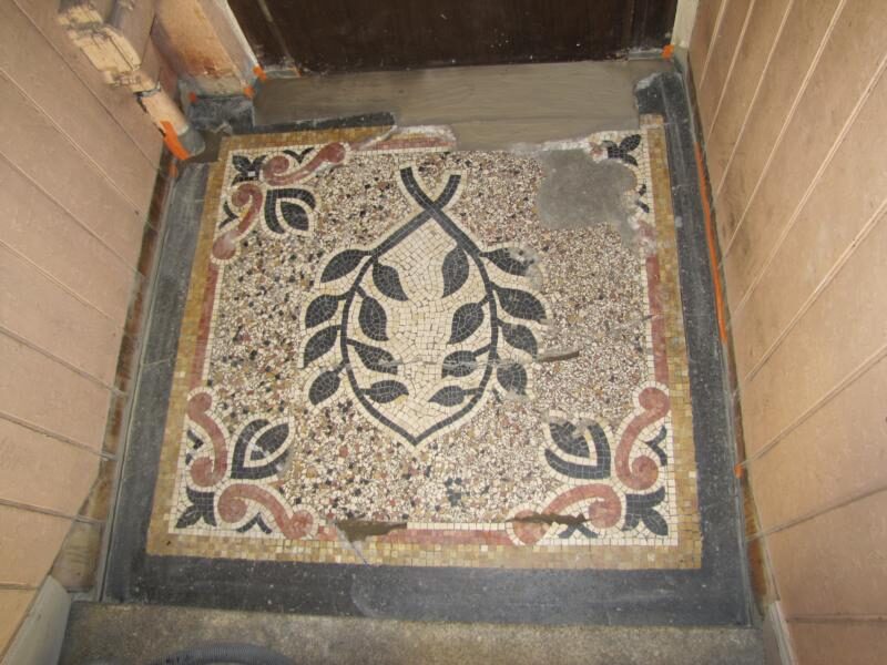 Hauseingang in Fürth: Terrazzo mit Mosaikbordüre