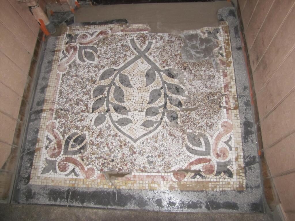 Hauseingang in Fürth: Terrazzo mit Mosaikbordüre