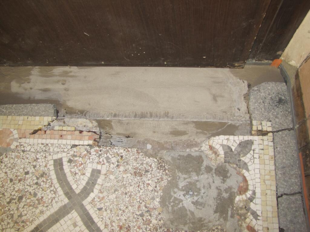 Hauseingang in Fürth: Terrazzo mit Mosaikbordüre