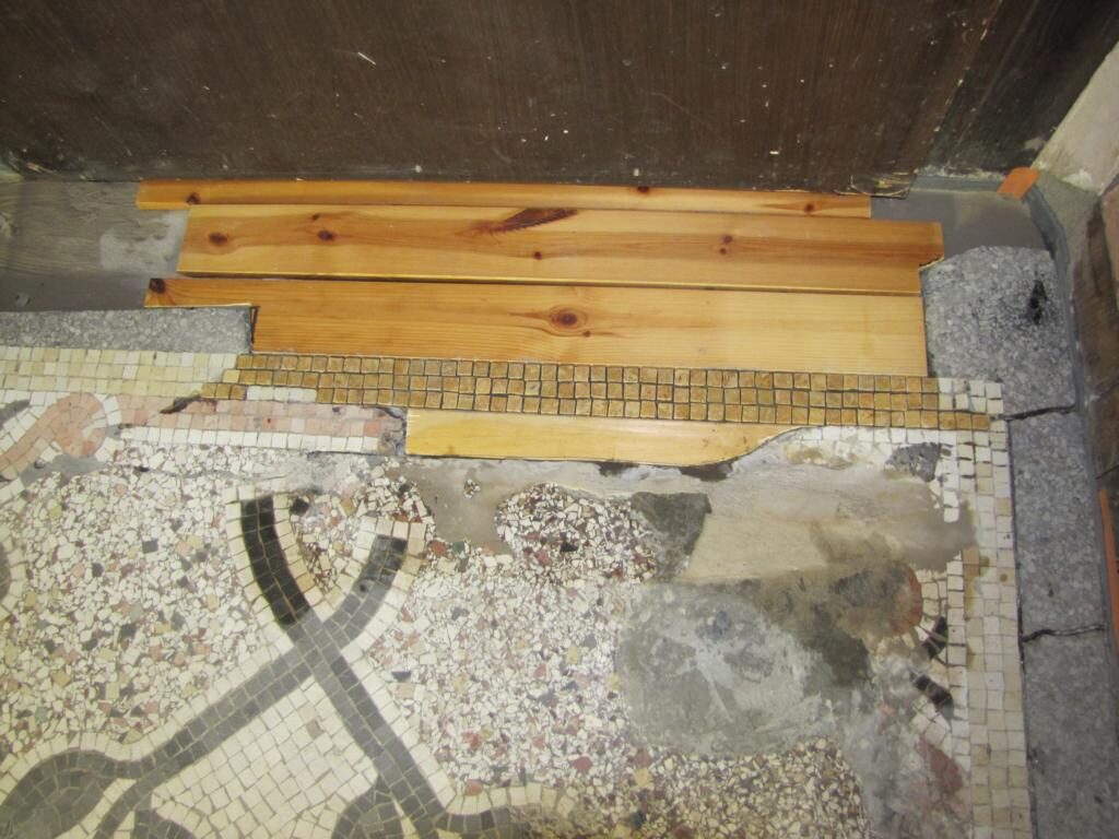 Hauseingang in Fürth: Terrazzo mit Mosaikbordüre